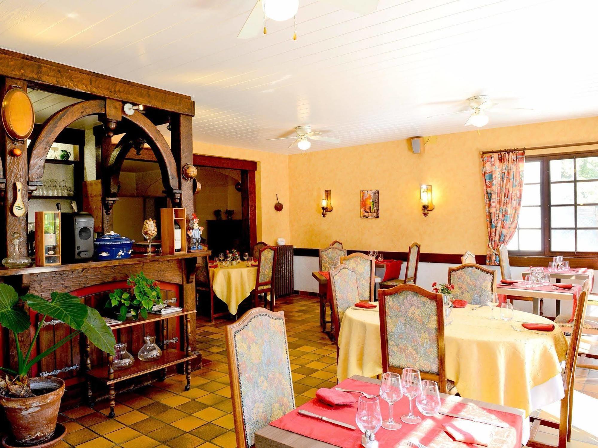 Logis Hostellerie Du Neez Gan Exterior photo